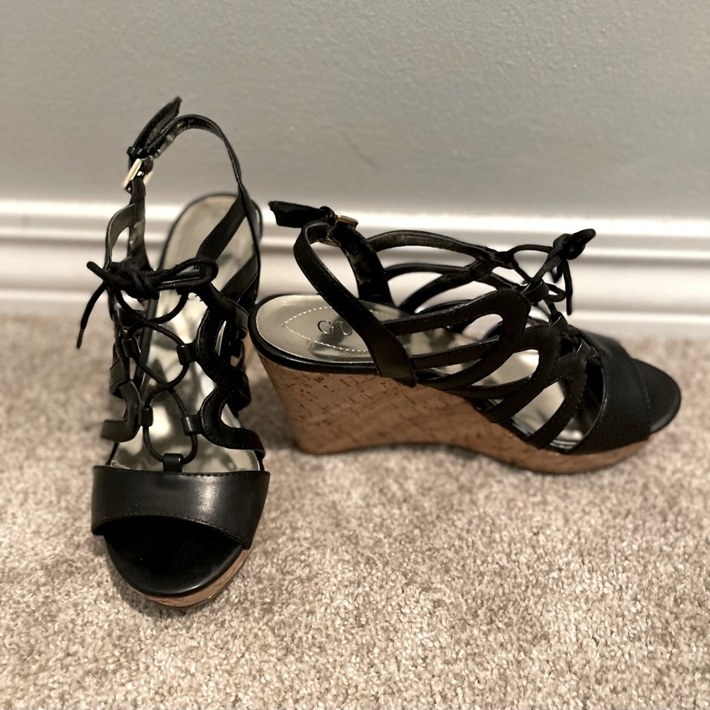 Women’s Guess Black leather platform sandals. Size  6 M in excellent condition